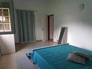 Postel nebo postele na pokoji v ubytování Domaine fleurs de bananes