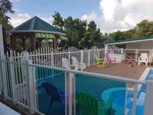 Bazén v ubytování Domaine fleurs de bananes nebo v jeho okolí