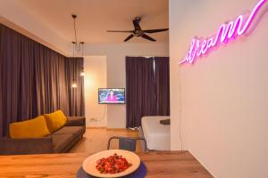 Uma televisão e/ou sistema de entretenimento em Cube 8teens by Nest Home