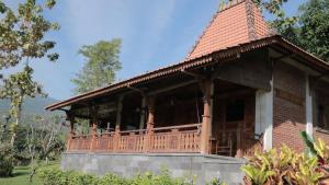 um pavilhão com um deque numa casa em Shanti Natural Panorama View Hotel em Singaraja