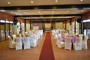 una fila de mesas y sillas en un salón de banquetes en Venus Parkview Hotel, en Baguio