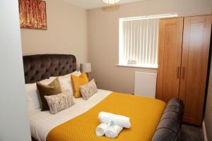 - une chambre avec un lit et 2 serviettes dans l'établissement Gadslodge, à Birmingham