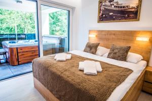 ein Schlafzimmer mit einem großen Bett mit zwei Handtüchern darauf in der Unterkunft Penthouse apartments in Trstená