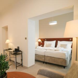 Postel nebo postele na pokoji v ubytování Hotel KOZÁK + 37 fotografií