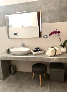 bagno con lavandino e specchio di ALBA AD ORIENTE a Otranto