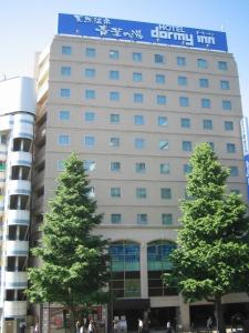 仙台多美迎仙台ANNEX酒店的一座建筑前有两棵树的酒店