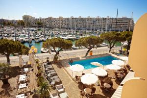 Výhled na bazén z ubytování The Originals Boutique, Hôtel Neptune, Montpellier Sud (Inter-Hotel) nebo okolí
