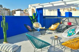 - un ensemble de chaises et de tables sur une terrasse dans l'établissement MyFlats Luxury Downtown, à Alicante