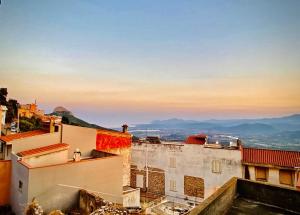 - une vue sur la ville depuis le toit d'un bâtiment dans l'établissement bedandclimbing, à Baunei