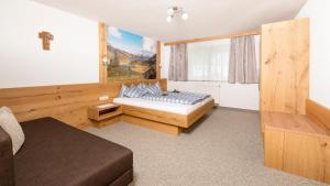 Schlafzimmer mit einem Bett und einem Fenster in der Unterkunft Haus Dietmar in Holzgau