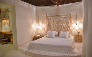 Posteľ alebo postele v izbe v ubytovaní Elefthia Syros Exclusive Suite
