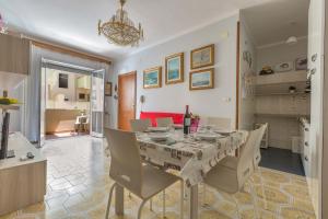 una sala da pranzo con tavolo e alcune sedie di Appartamento Lido San Giovanni by BarbarHouse a Gallipoli