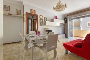 un soggiorno con tavolo da pranzo e sedie di Appartamento Lido San Giovanni by BarbarHouse a Gallipoli