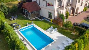 里沃的住宿－Riviera -Adults Only，享有庭院游泳池的顶部景色