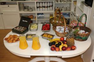 - une table avec des fruits, des légumes et des boissons dans l'établissement Hotel 44, à Gijón