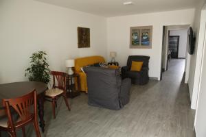 - un salon avec un canapé, une table et des chaises dans l'établissement Casa da Praça, à Ponte de Sor