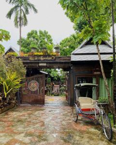 eine Rikscha, die vor einem Gebäude geparkt ist in der Unterkunft Bantunglom Resort in Mae Rim