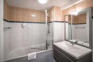 Un baño de Comfort Aparthotel Lourdes Lorda 37 fotos más