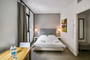 
Кровать или кровати в номере Zenitude Hôtel-Résidences Lorda
