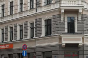 um edifício com janelas do lado em DABA Mini Hotel em Riga