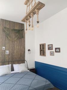 Un pat sau paturi într-o cameră la DABA Mini Hotel