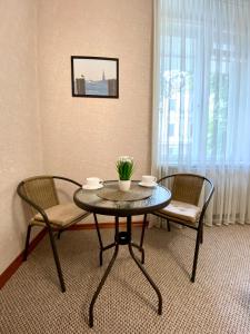 una stanza con un tavolo e due sedie e una finestra di Family Apartment a Lviv