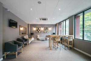 Una televisión o centro de entretenimiento en Comfort Aparthotel Lourdes Lorda