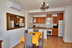 Η κουζίνα ή μικρή κουζίνα στο HE Cabo Roig Strip