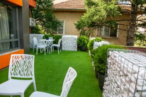 Градина пред B&D Apartments Delux, NEW