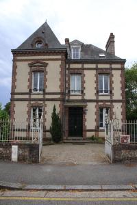 an old house with a gate in front of it at Normandie 12 couchages in LʼAigle