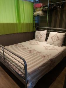 a bed with white sheets and pink flowers on it at El Corazon in Stavelot