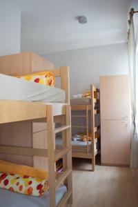 Двухъярусная кровать или двухъярусные кровати в номере Hostel Theater 011