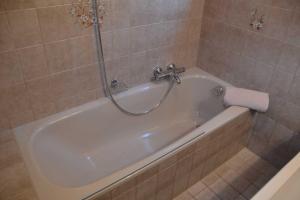 W łazience znajduje się wanna i prysznic. w obiekcie Ferienwohnung Plattner inklusive Sommercard w mieście Jerzens +37 zdjęć