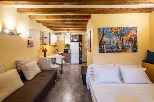 Una sala de estar con un sofá y una cocina. en Alfa Apartments Rynok Square 18, en Leópolis