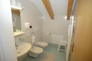 Koupelna v ubytování Hotel Canada + 37 fotografií