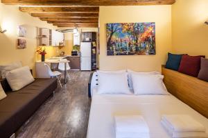 Una sala de estar con un sofá y una cocina. en Alfa Apartments Rynok Square 18, en Leópolis