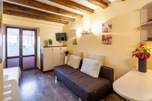 una sala de estar con un sofá y una mesa en Alfa Apartments Rynok Square 18, en Leópolis