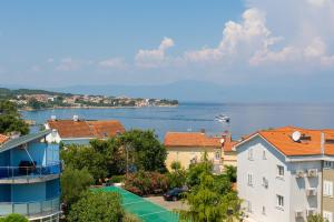 widok na duży zbiornik wodny z budynkami w obiekcie Apartments Vista Deluxe w mieście Malinska