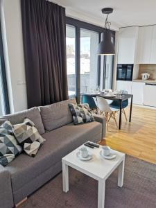 ein Wohnzimmer mit einem Sofa und einem Tisch in der Unterkunft Apartment Oscar with garage in Prag