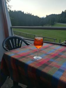 ein Glas Wein auf dem Tisch in der Unterkunft Bar Ristorante Affittacamere Passo Durone in Cultura