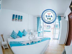 una habitación de hotel con una cama con un cartel. en Assava Dive Resort - SHA Plus en Ko Tao