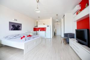 皮耶什佳尼的住宿－Apartmán Centroom，白色卧室配有床和平面电视