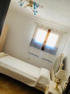 CodaruinaにあるCasa Vacanze con Piscina Esclusiva La Ciaccia Valledoriaのベッドルーム(ベッド1台、窓付)