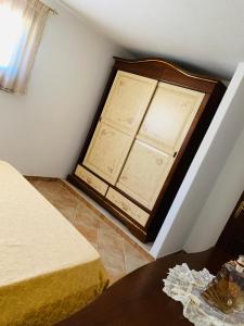 CodaruinaにあるCasa Vacanze con Piscina Esclusiva La Ciaccia Valledoriaのベッド2台と窓が備わる客室です。