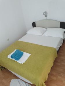 Posteľ alebo postele v izbe v ubytovaní Apartments Jerković Drašnice-3bd