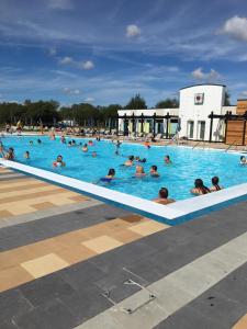 Poolen vid eller i närheten av Calypso Hot Tub Breaks Tattershall Lakes Pet Friendly