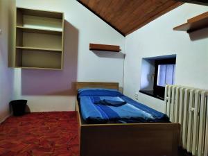 Tempat tidur dalam kamar di Chata Šumná