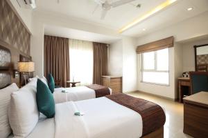 Click Hotel Nashik tesisinde bir odada yatak veya yataklar