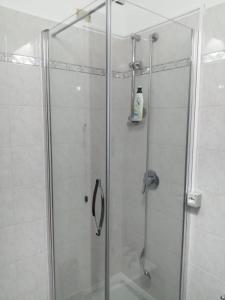 una ducha con puerta de cristal en un baño en lago dorato, en Dervio 19 fotos más