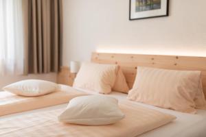 Ein Bett oder Betten in einem Zimmer der Unterkunft Ferienwohnung Neururer Andrea